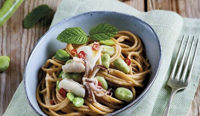 Spaghetti integrali con calamari, fave, pecorino