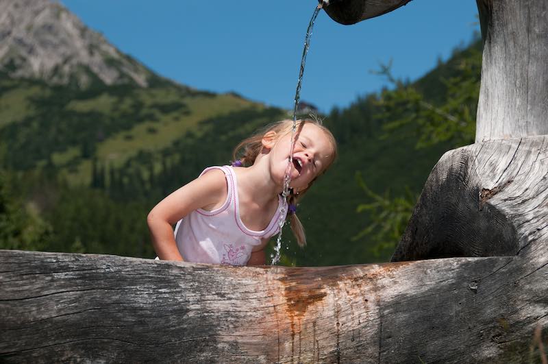 Seicento laghi e laghetti balneabili. Cascate portentose. Percorsi Kneipp e centri termali aperti fino a notte fonda. Vacanze... sull'acqua, in Tirolo 