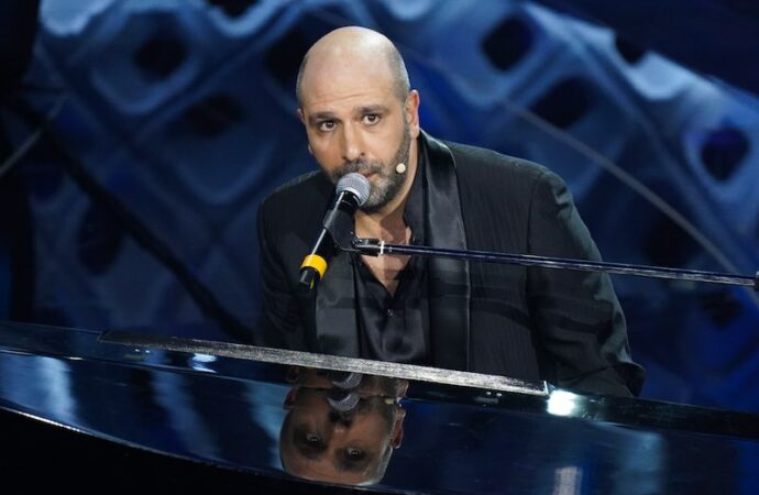 Che spasso Checco Zalone a teatro con “Amore + Iva”