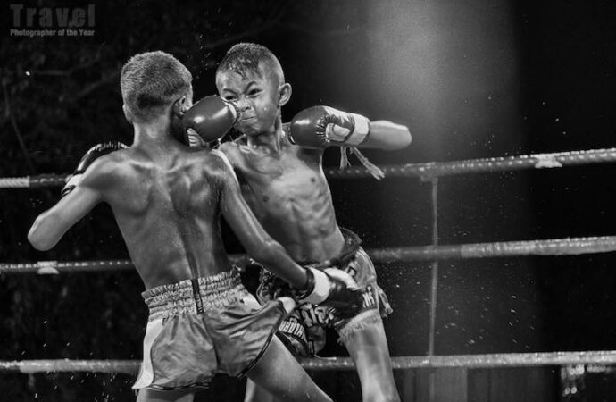 Thailandia, bambini addestrati a combattere con ferocia sul ring
