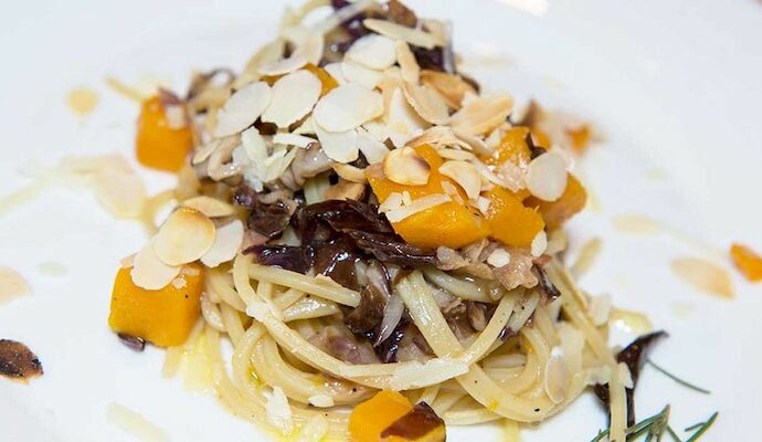 Spaghetti con radicchio rosso, guanciale e trancetti di zucca