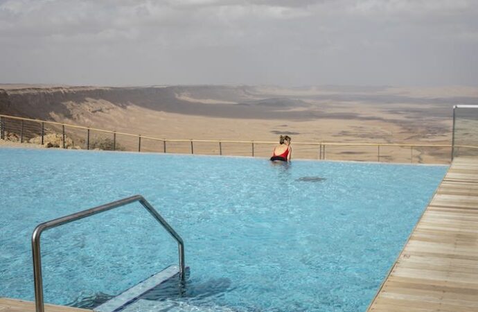 Piscine nel deserto, neve al caldo: turismo e clima pazzo