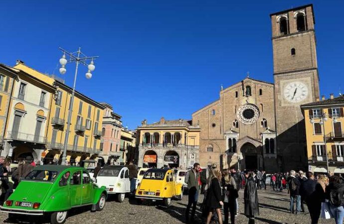 Il cuore di Lodi pulsa in piazza della Vittoria