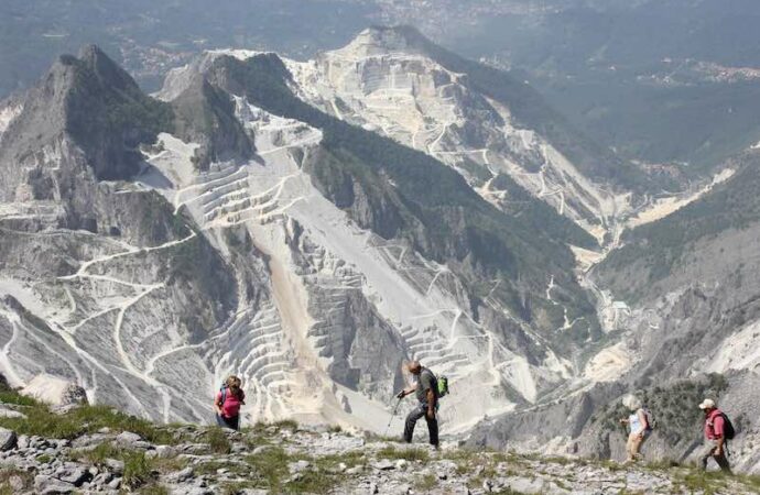 Il CAI in piazza per le Apuane, contro l’estrattivismo