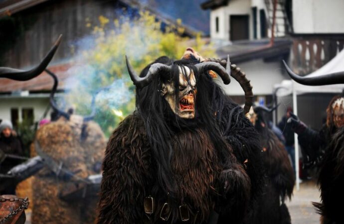 Più brutti sono, meglio è: in Tirolo sfilano i krampus