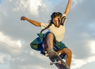 Luisa Dörr. Sfrecciando sullo skater, ma con la pollera