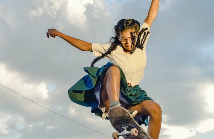 Luisa Dörr. Sfrecciando sullo skater, ma con la pollera