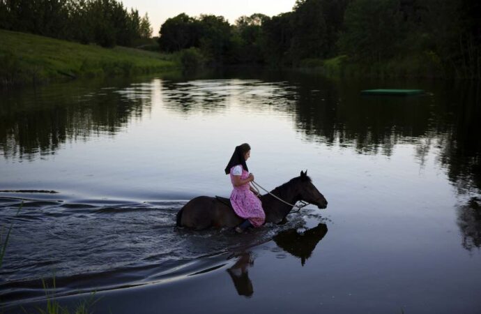 Gli Hutteriti “fuori dal mondo”, in mostra a Cremona