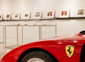 “Rosso Ferrari”: un mito in 50 scatti di Luigi Ghirri